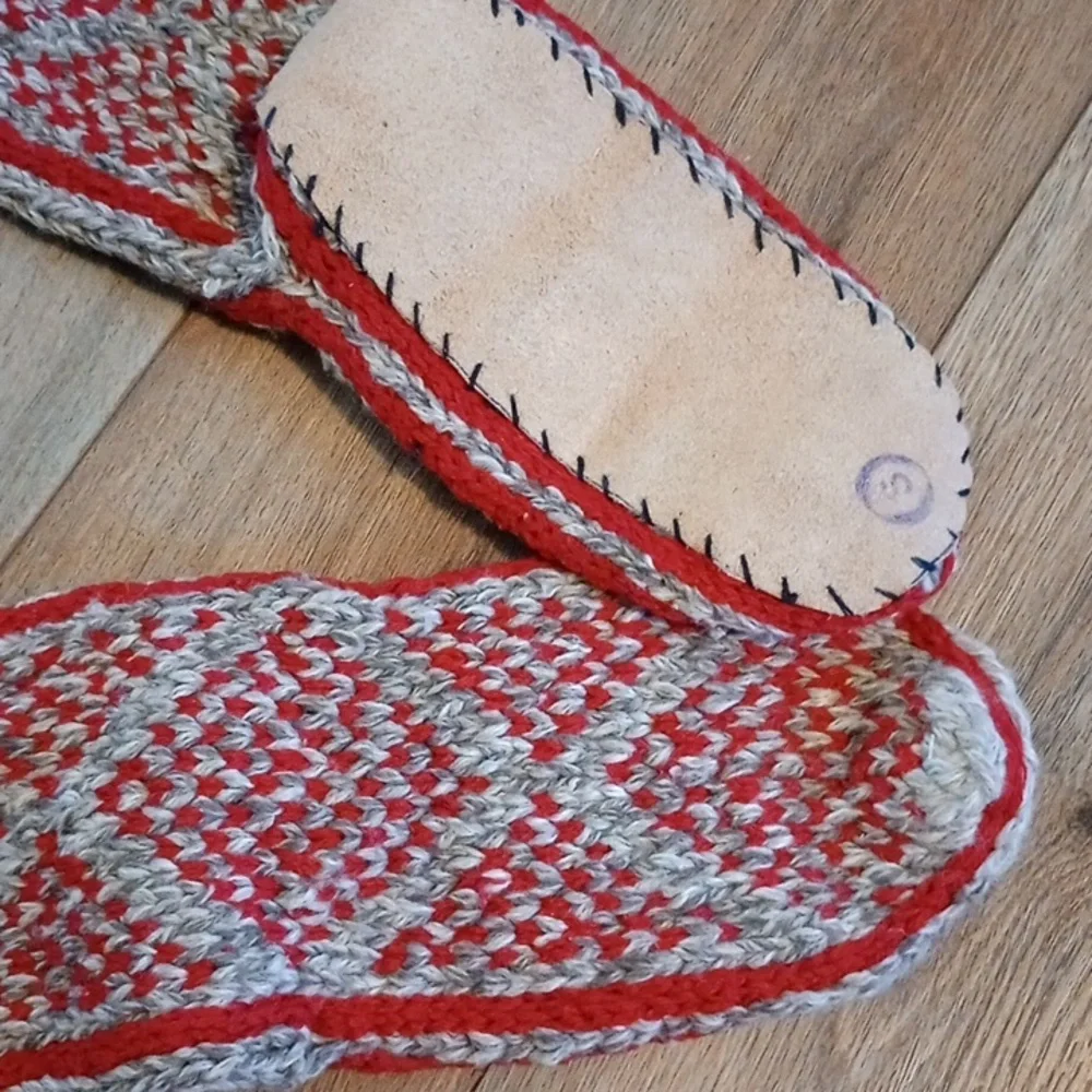 Slippers - Picture 2 of 4